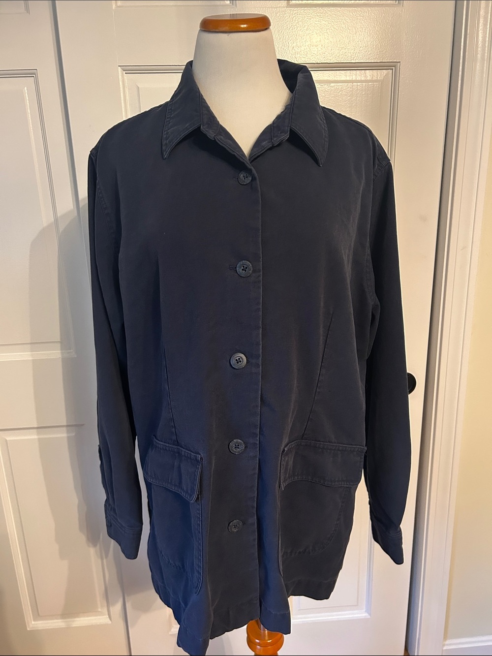 LL Bean Classic Women's Navy Button-Up oversized Jacket Tencel/ Cotton blend - Picture 2 of 9
